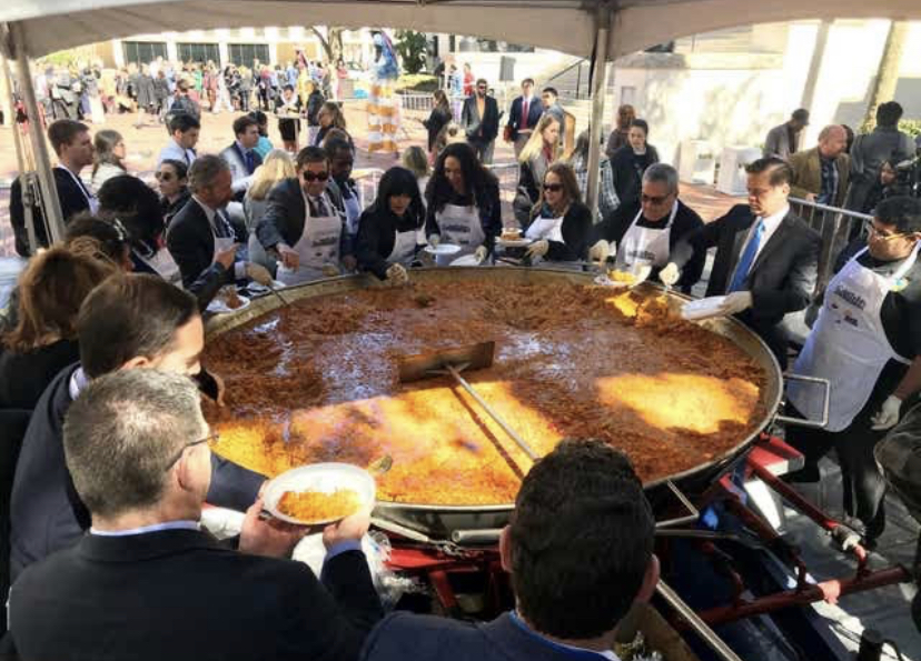 CapitolCravings's tweet photo. The World Famous Paella Fest has started! Come on down to the Capitol Courtyard for a delicious plate of paella😍🍽 #EatUp #FreeFoodAlert https://t.co/p0hQO8Oi1G