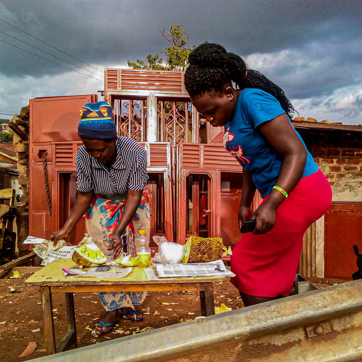 Semagandajoshua's tweet photo. A road side seller along Nakulabye to kasubi road attends to a customer who happens to have developed interest in buying a piece of jackfruit . The street hustle
.
.
.
.
.
.
Documentary 📸
#PhotoOftheDay
#ourstreets
#keepbeingauthentic https://t.co/hXP4GLtrla