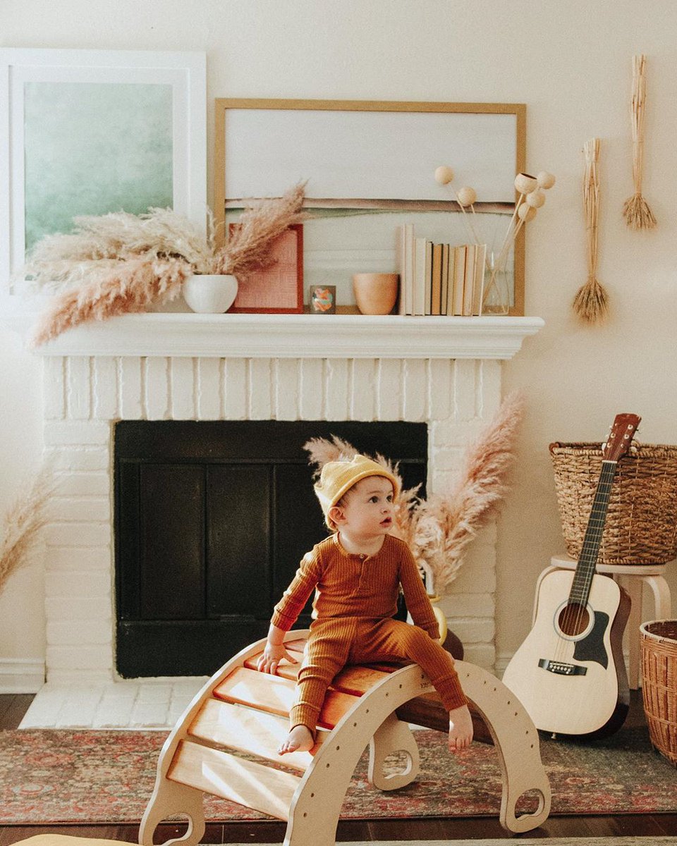 arttoframes's tweet photo. Our Classic Gold Frame lets your mantel decor shine ✨ 👶
📸: @betsyloveee
#arttoframes #customframing #goldframes #fireplacedecor https://t.co/3PxwweCaNY