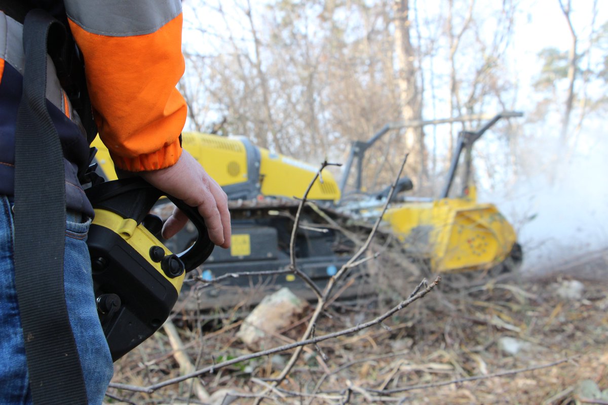 Energreenspa's tweet photo. #RoboMAX, il radiocomandato tecnologicamente avanzato,che risulta essere l'ottima soluzione per la polizia dei boschi. E' in grado di tagliare arbusti e canne fino a 8 cm di diametro. #EnergreenForYourSafety #RadioControlledMachines #Robot #Robo #Tool #ProfessionalMachines https://t.co/Mf51wv2viP