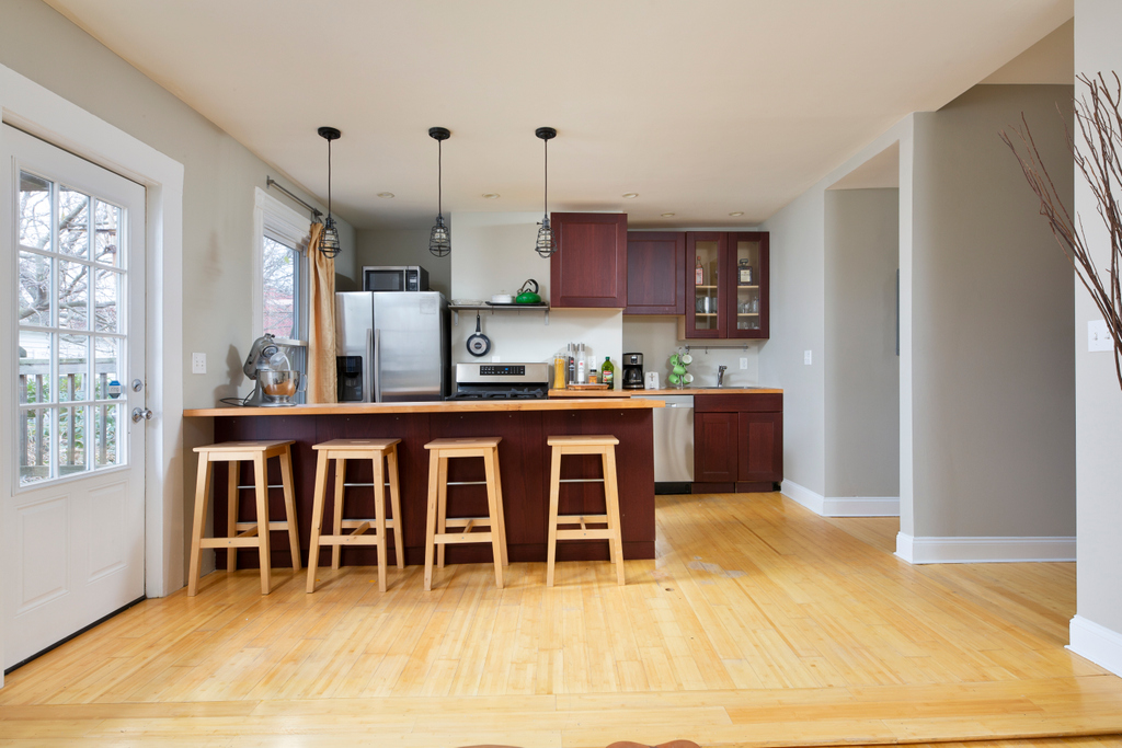 charlesgate's tweet photo. 2 bed | 1 bath | 716 sqft condo in Jeffries Point.

- Butcher block counters
- Stainless steel appliances
- Bamboo wood floors
- Bonus office/walk-in closet

Contact @MGiangregorio for more

https://t.co/ZnKZOP2P7i

#BostonRealty #EastBoston https://t.co/Ums0jzignK