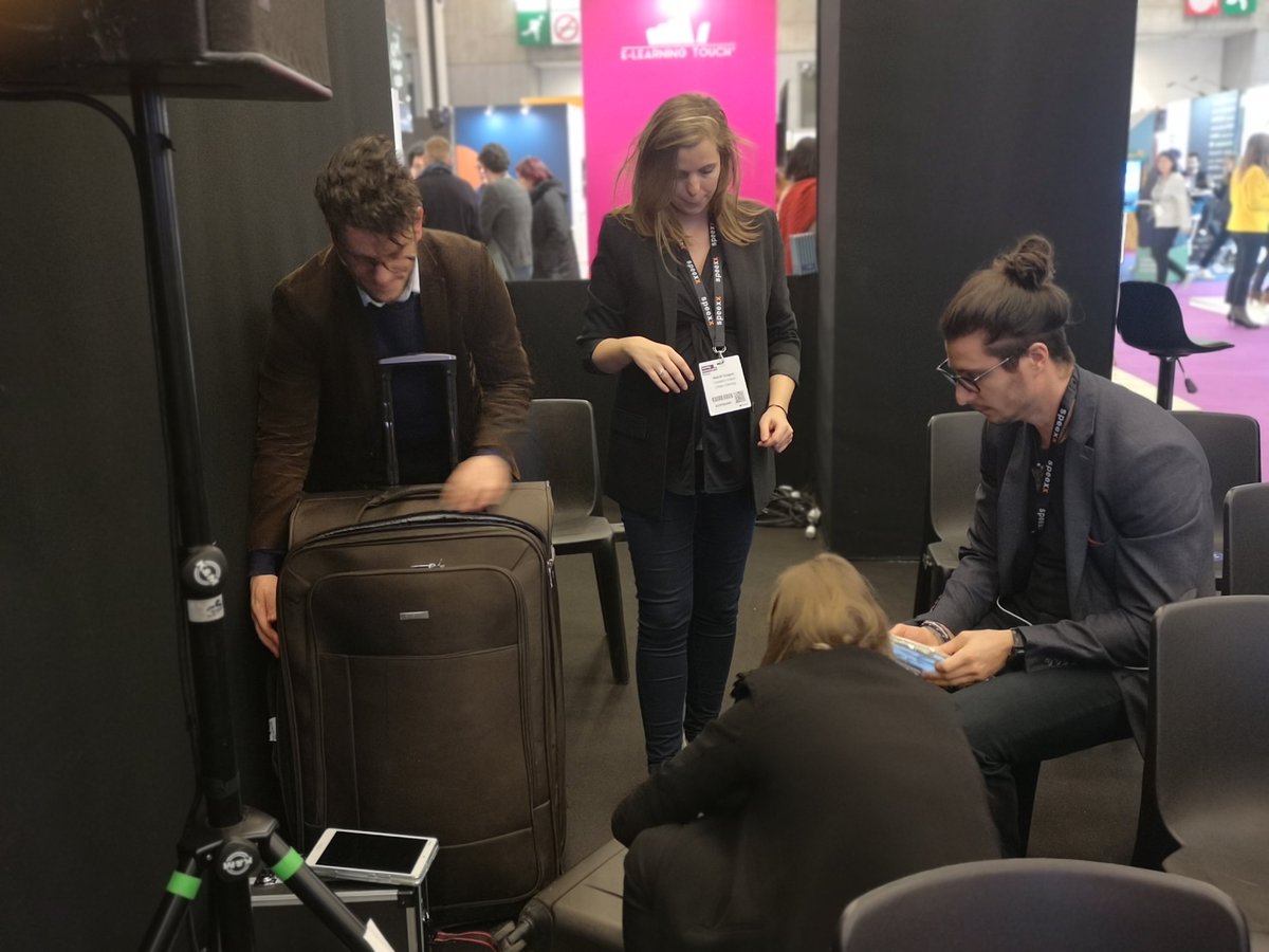 La fin équipe à relevé le défi. Merci pour votre aide ! 
On a vu le voleur traîner vers le stand A22. Vous venez ?