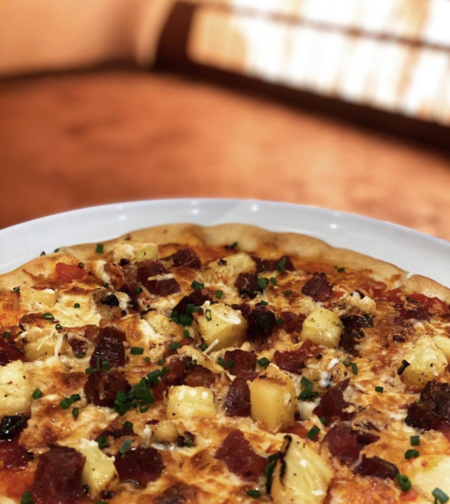 Pizza special starts back up tomorrow and runs through each Thursday, Friday, Saturday and Sunday of Winterlude. Try the Aloha Sugar Shack with roasted maple ham, caramelized pineapple, roasted tomato sauce, mozzarella and chili + maple syrup.