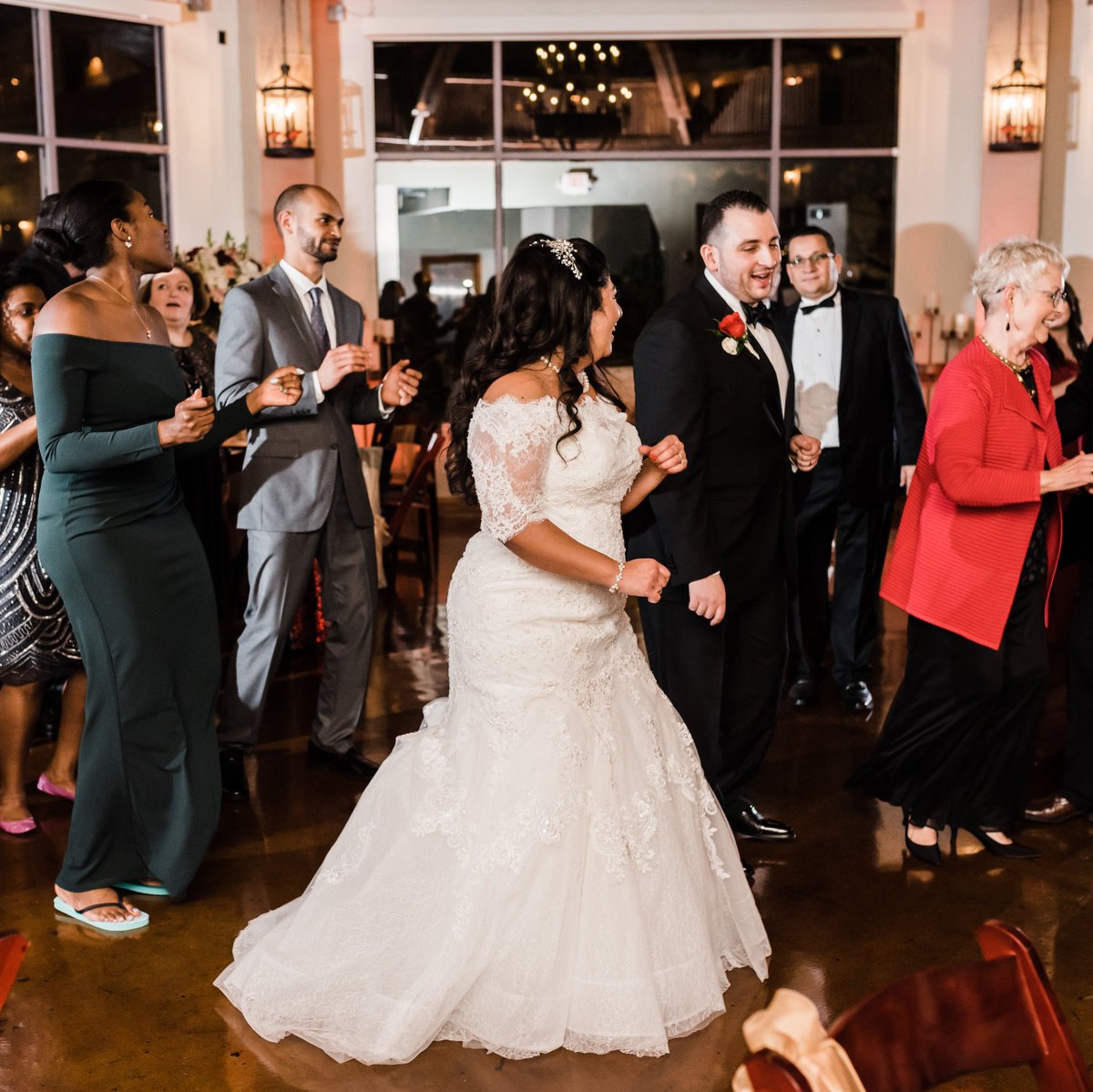 With panoramic views of the Riverwalk and space for up to 300 guests, Grande Vista provides a dancefloor that no guests will be able to ignore. 💃
.
📷: @iheartcupcakephoto
📍: Grande Vista, 2nd Floor
💏: Mr. &amp; Mrs. Humeidi