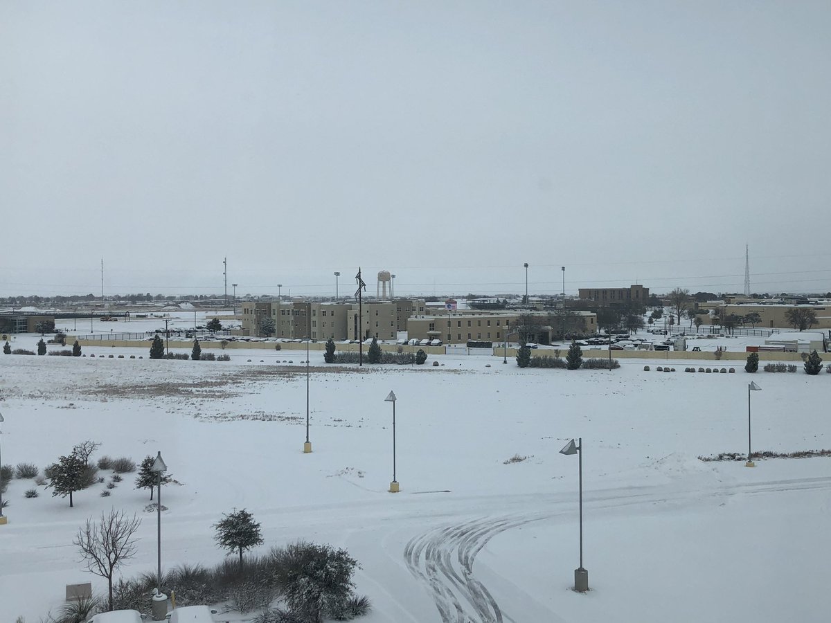 DazedJenn's tweet image. Snow day for me! #nursingschool #texas #homeworktime