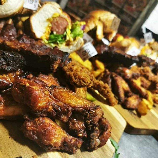 Naše plate so premišljeno sestavljene, tako da bo druženje s prijatelji in "mazanje" plate zared pravi užitek. Vabljeni v Meating na miting 🤟🤟🤟 ift.tt/2OycpLQ