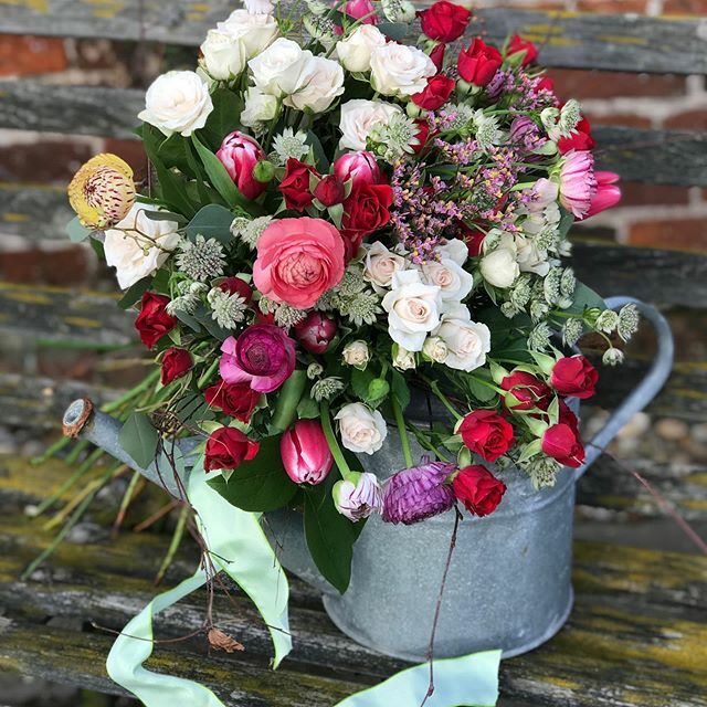 classicflowerco's tweet photo. Today’s bouquet, spray roses, ranunculus, euc berried, astrantia, limonium, to make a vintage feel bouquet #bouquet #sharingtheflorallove #vintageflowers #flowerstagram #nofoam #underthefloralspell #cambridgeflorist #floralworkshop https://t.co/s78t51RqdV https://t.co/GmeNkkztSj