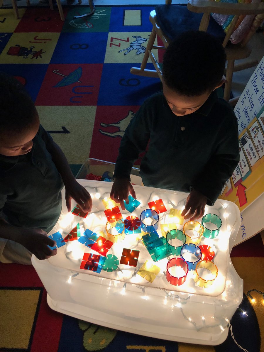 MsAcevedo76Q's tweet image. Exploring light and colors. Students stacked different colored tiles to see what new colors they could make. We learned 💛+💙=💚, ❤️+💙=💜💡🌈 #ps76q #lightunit