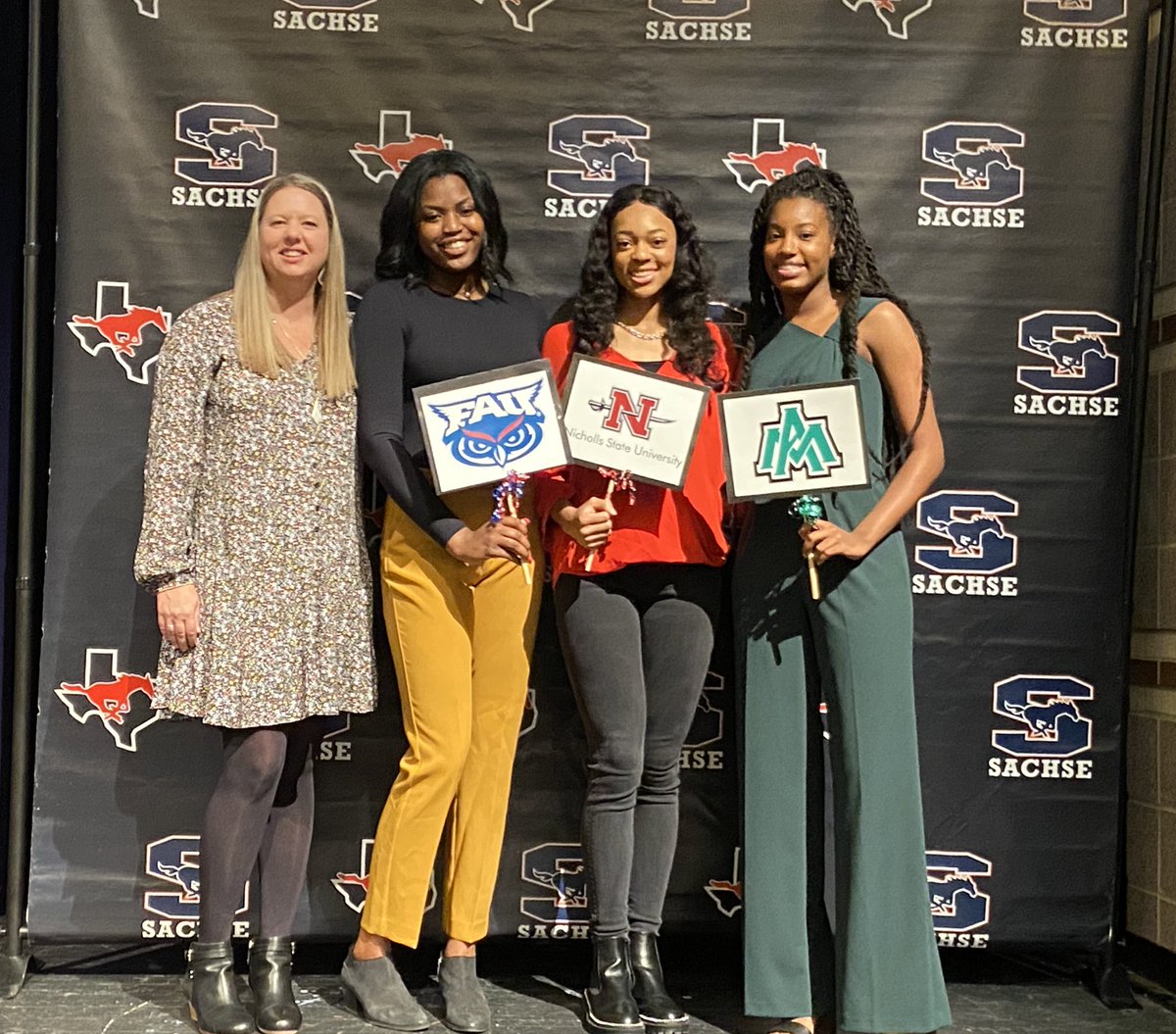 SachseVB's tweet photo. Dedication sees dreams come true!! We are so proud of you all! It’s a great day to be a Mustang! #NSD2020 🐴 https://t.co/Xsc8ScpwCc