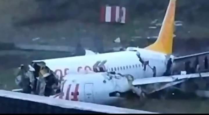 damesallsall2's tweet photo. Turquie, l'avion se retrouve hors piste lors de l'atterrissage à l'aéroport d'Istanbul et se décompose en trois parties. Heureusement ya pas eu de décès seulement quelques blessés,

#ALHAMDULILAHI🙏🏿🙏🏿❤ https://t.co/LxoVhjFXVj