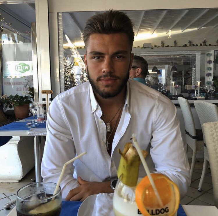 sarcasticcuunt's tweet photo. Isn’t it funny how these men are the most attractive ones in there, loyalty does wonders for the skin ✨ #LoveIsIand https://t.co/sAg8xHlNZ9