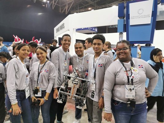 EducacionRDo's tweet image. Es oportuno recordar que desde este mismo @LiceoCientifico, fueron formados en robótica 🤖 los estudiantes ganadores del tercer lugar 🏅 de entre casi 200 países en el pasado #FirstGlobalChallenge realizado en los Emiratos Árabes Unidos 🇦🇪(Dubái).

#EstudiantesDeExcelenciaRD