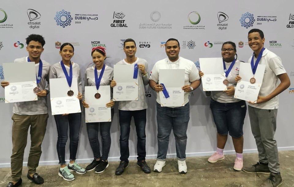 EducacionRDo's tweet image. Es oportuno recordar que desde este mismo @LiceoCientifico, fueron formados en robótica 🤖 los estudiantes ganadores del tercer lugar 🏅 de entre casi 200 países en el pasado #FirstGlobalChallenge realizado en los Emiratos Árabes Unidos 🇦🇪(Dubái).

#EstudiantesDeExcelenciaRD