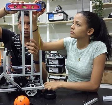 EducacionRDo's tweet image. Es oportuno recordar que desde este mismo @LiceoCientifico, fueron formados en robótica 🤖 los estudiantes ganadores del tercer lugar 🏅 de entre casi 200 países en el pasado #FirstGlobalChallenge realizado en los Emiratos Árabes Unidos 🇦🇪(Dubái).

#EstudiantesDeExcelenciaRD
