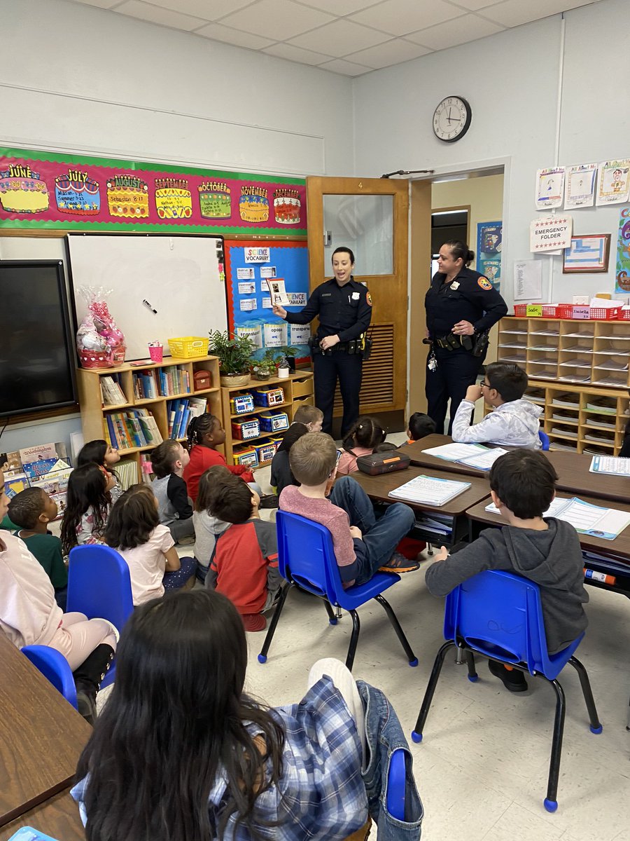 SusanLeggett11's tweet image. Thank you to all our Special Readers for World Read Aloud Day! #LookForTheAwesome @ValleyStreamWLB @VS24District #WorldReadAloudDay