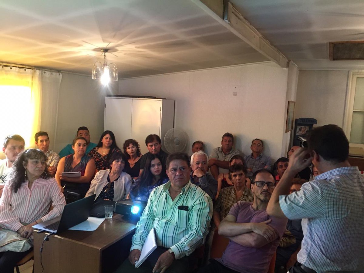 Muni_Stgo's tweet photo. #StgoParticipa: Fondo Concursables por hasta 10 millones de pesos p/impulsar el Barrio Matta. Los detalles p/postular fueron presentados a los vecinos interesados por @santiagoinnova y nuestros equipos de Participación Ciudadana en Carmen 1200. Detalles en https://t.co/whGSoSB0p6 https://t.co/lvZGZcBkgP