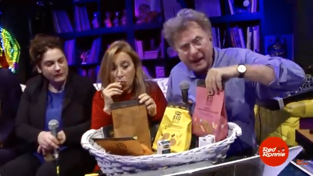 RoxyBarFans's tweet photo. 🐝 Momenti di sana dolcezza nel #BaroneROSA di lunedì... A gustare i favolosi prodotti @Mielizia_Conapi insieme a @RedRonnie c’erano: @dimichelegrazia, @robertagiallo, @nicolettamaffini e un nutrito gruppo di Deputate, che hanno poi citato il programma di Red anche alla Camera 💞 https://t.co/NQaGAYrRAZ