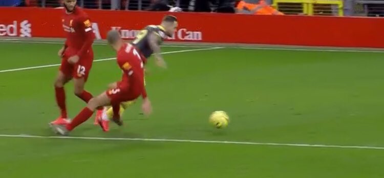 1ntwentyfour's tweet photo. Danny Ings vs Liverpool no penalty given 

Son vs Southampton penalty given 

#bigclubbias #saintsfc https://t.co/Ec3JA39e0A