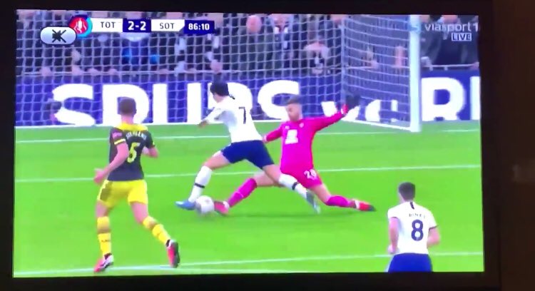 1ntwentyfour's tweet photo. Danny Ings vs Liverpool no penalty given 

Son vs Southampton penalty given 

#bigclubbias #saintsfc https://t.co/Ec3JA39e0A