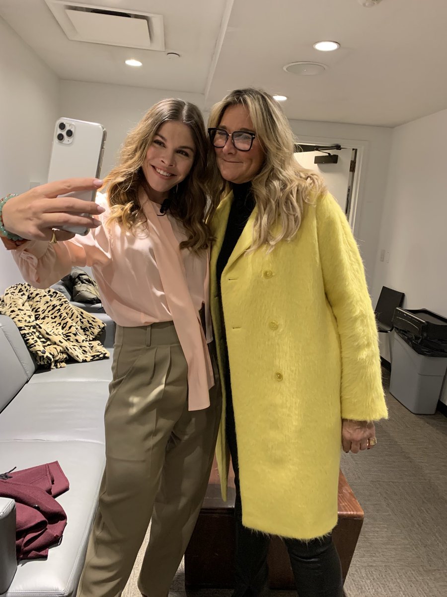 Angela Ahrendts and Emily Weiss taking a selfie in the green room before our great event for @parsonsdesign MPS in Fashion Management! https://t.co/1dQdDWoRQQ