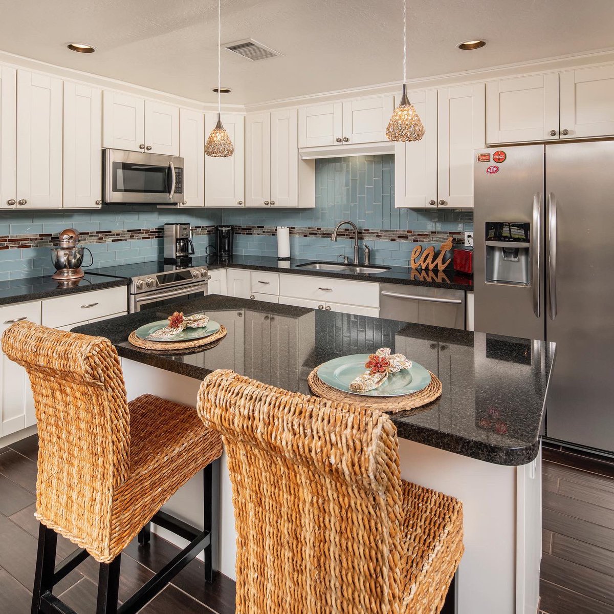 HomesJamison's tweet image. Gorgeous remodel in the heart of Mesa- $350,000
4 Bed / 2 Bath
10,000 SqFt lot with grapefruit tree and storage shed included
Modern, Stainless Steel appliances, washer, dryer, &amp;amp; refrigerator included!
Hannah@kennethjamesrealty.com
(480) 925-8897