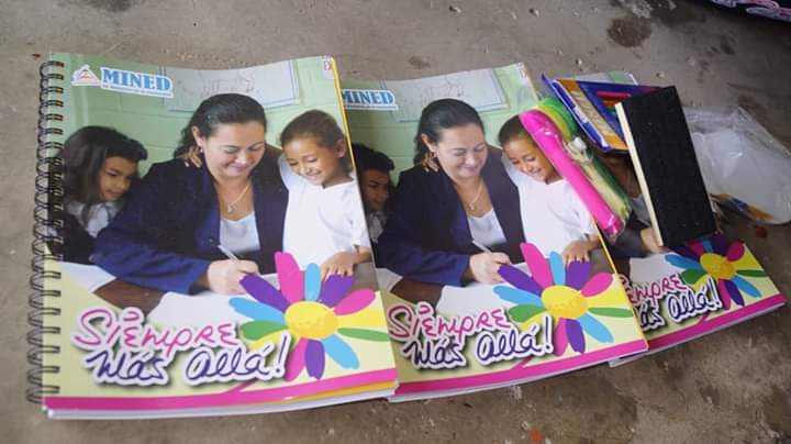 Moporta22's tweet photo. #05Feb2020 nuestro buen Gobierno, a través del @minednicaragua  entregaron  6 mil  paquetes escolares Para niñas y niños que no han podido ir a la escuela por falta de sus útiles escolares  en el municipio de juigalpa.
#UnidosEnVictorias 
#EnVictoriasEducativas https://t.co/YofQzzc0LP