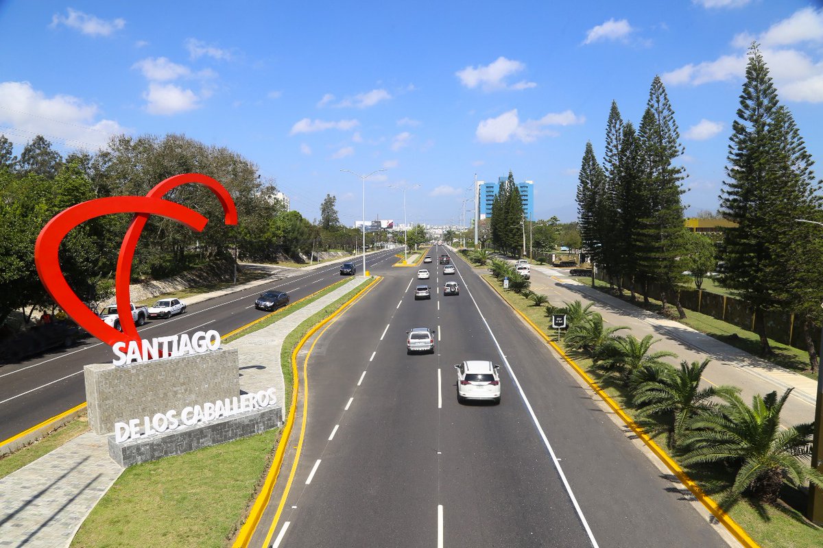 armandogarciap's tweet photo. Y como si fuera poco vamos a poner en servicio en el mes de Mayo 2020 el nuevo Centro de Servicios Públicos Presenciales y en Línea para la región del Cibao en la Plaza Colina Mall para atender más de un millón de dominicanos de esta importante región del país. (10/17) https://t.co/1XgAeKife2
