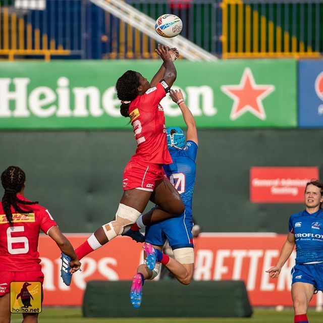 hoiho_photo's tweet photo. Canada’s Pam Buisa (#12) takes the restart over Russia’s Elena Zdrokova (#10).
Canada defeated Russia 24–19 in a Pool A match at the 2019 Dubai 7s.
—
#HSBC7s #Dubai7s #FierceAt50 #RugbyCanada
#rugby #wrugby #rugby7s #RugbyPOTD https://t.co/aPYEyACL48