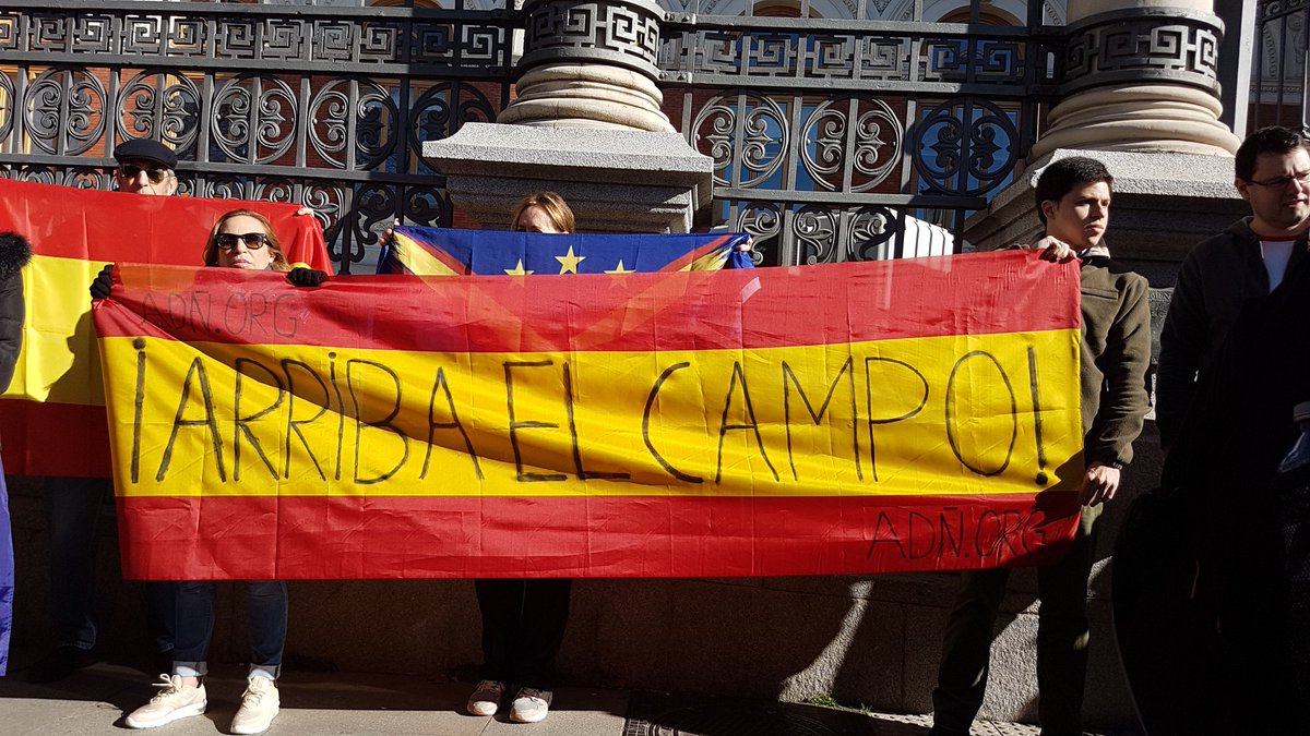 @JuventudAES en primera línea con su pancarta #ArribaElCampo.
#ElCampoNoSeVende
#ElCampoSeDefiende
#AnteTodoEspaña
#NoUE
@ADNcoalicion
@Mynestrillas 
@DavidLorenzoLS 
@Carmenmemarin 
@amanecerpatria 
...