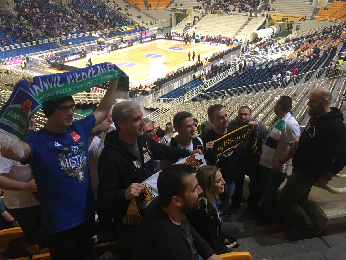 Fatgroh's tweet photo. Byłem właśnie świadkiem pięknej sceny - w połowie meczu @Anwil_official - AEK Ateny przyszła do sektora włocławskich kibiców grupka kibiców gospodarzy i przyniosła szaliki, flagi, torby. Piękne przywitanie - załączam wspólne foto kibiców na dowód. https://t.co/sIqnSt4wJ2