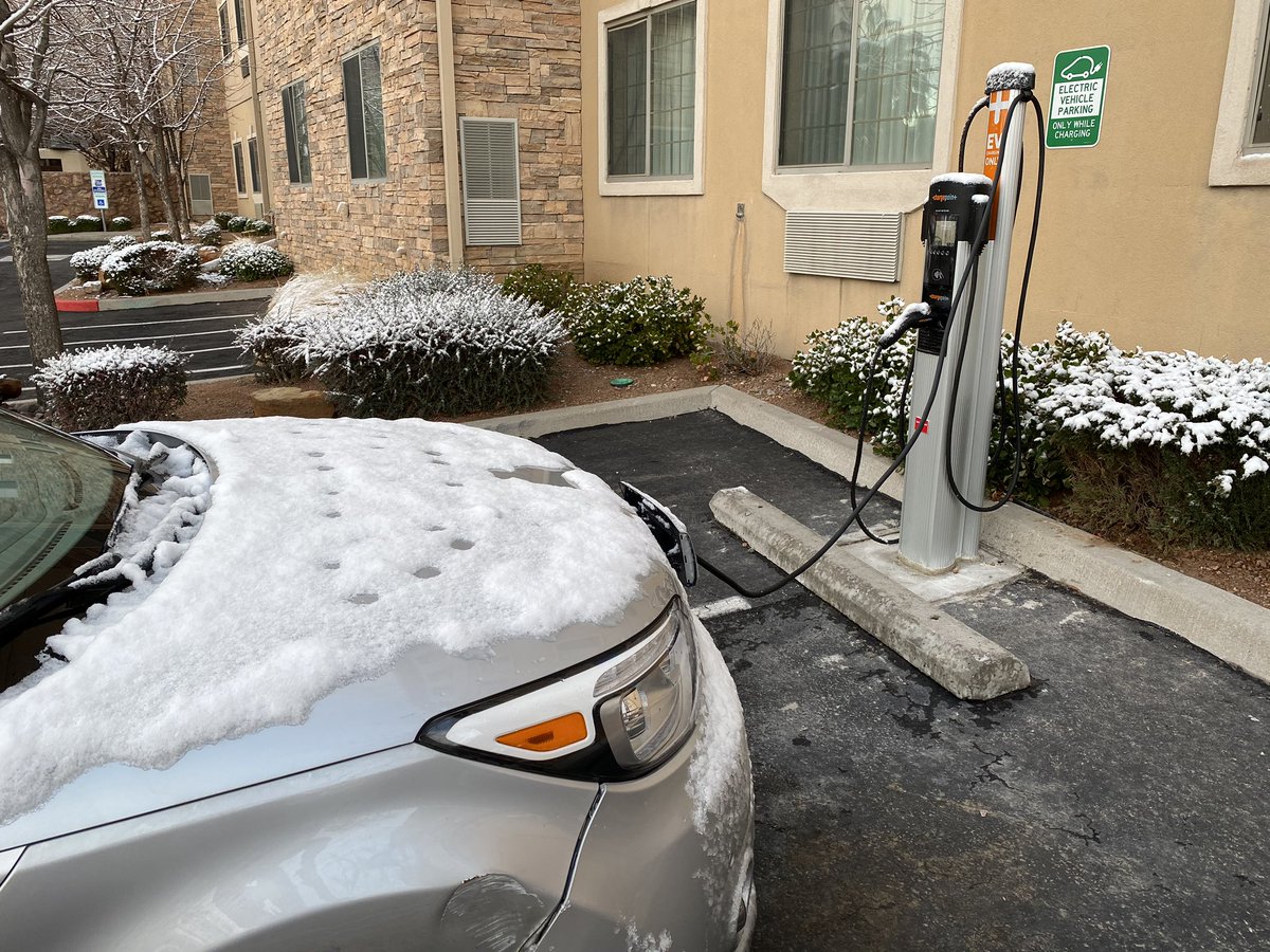 eSoulCowboy's tweet photo. Visiting El Paso, TX and seeing snow.

Waking up in Las Cruces, NM with snow on palm trees and on hood of the #SoulEV (because electric effiency). https://t.co/cykEmm9gW5