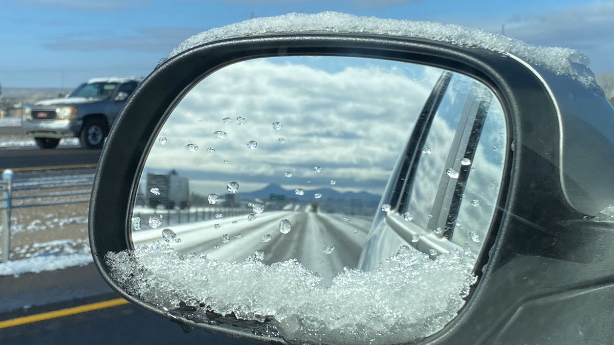 eSoulCowboy's tweet photo. Visiting El Paso, TX and seeing snow.

Waking up in Las Cruces, NM with snow on palm trees and on hood of the #SoulEV (because electric effiency). https://t.co/cykEmm9gW5