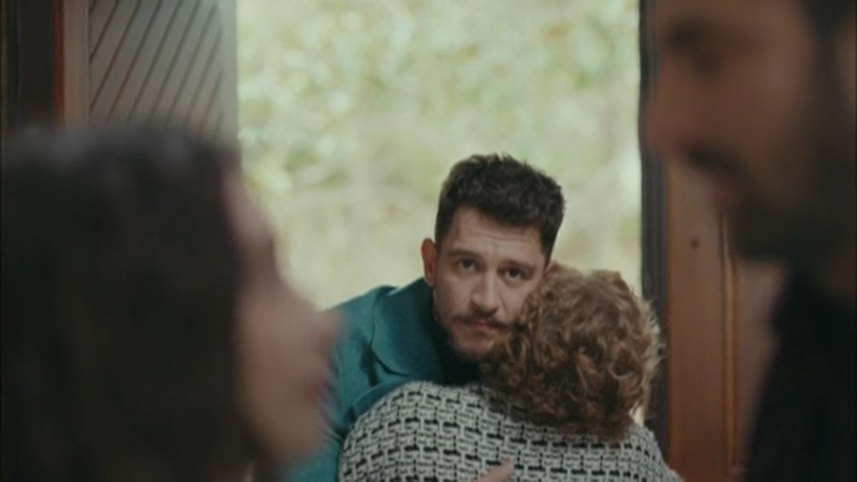 seviyorsun acı çekiyorsun. Sevdiğin kadın sevdiği adamla göz göze.  Bundan daha acısı yok 💔 #SefirinKizi