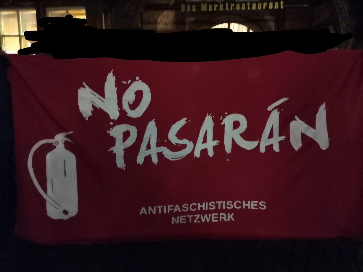 Aktuell blockieren Antifaschist*innen eine Veranstaltung der <a href="/fdp/">FDP</a> in #Hildesheim. Anlass ist der #Dammbruch in #Thüringen.
Wer mit Faschisten paktiert, darf keine Normalität erwarten! 
#NieWieder
