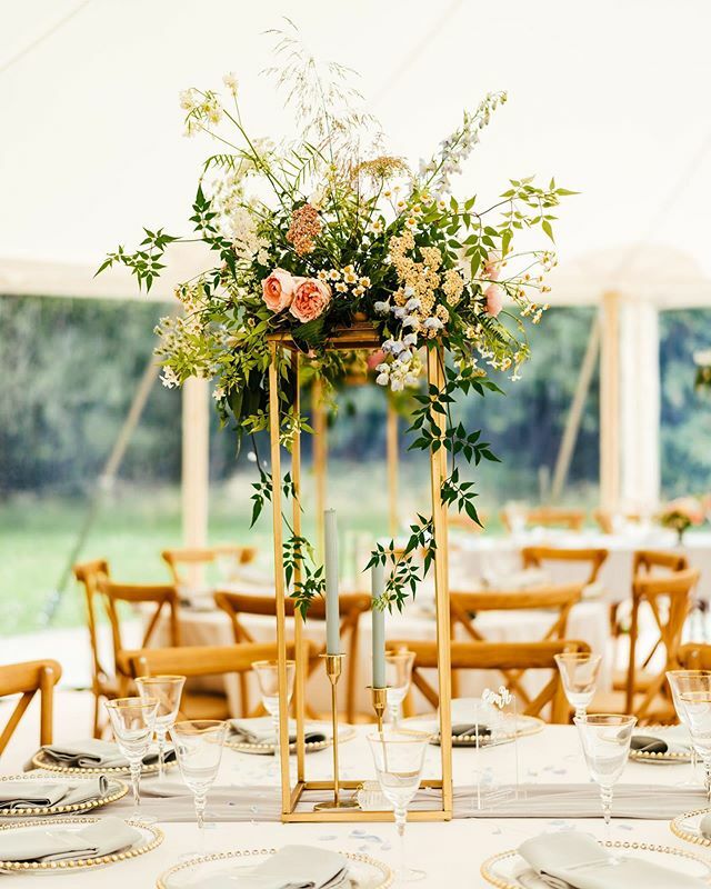 I always consider the environment when designing arrangements. I avoid using floral foam as it’s a single use plastic which doesn’t biodegrade and releases micro plastics into our water system. So for this elegant table centre, I used a base of moss and … ift.tt/39d9WxY