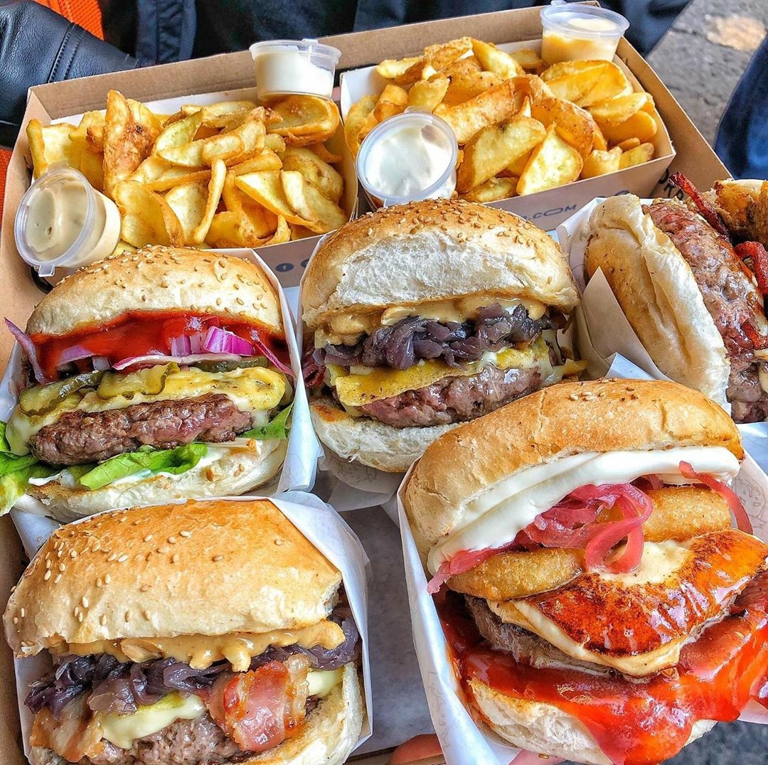 EpicFoodPorn's tweet photo. One of the most famous burger shops in Naples, Italy. https://t.co/4Ez7hZ4A1g