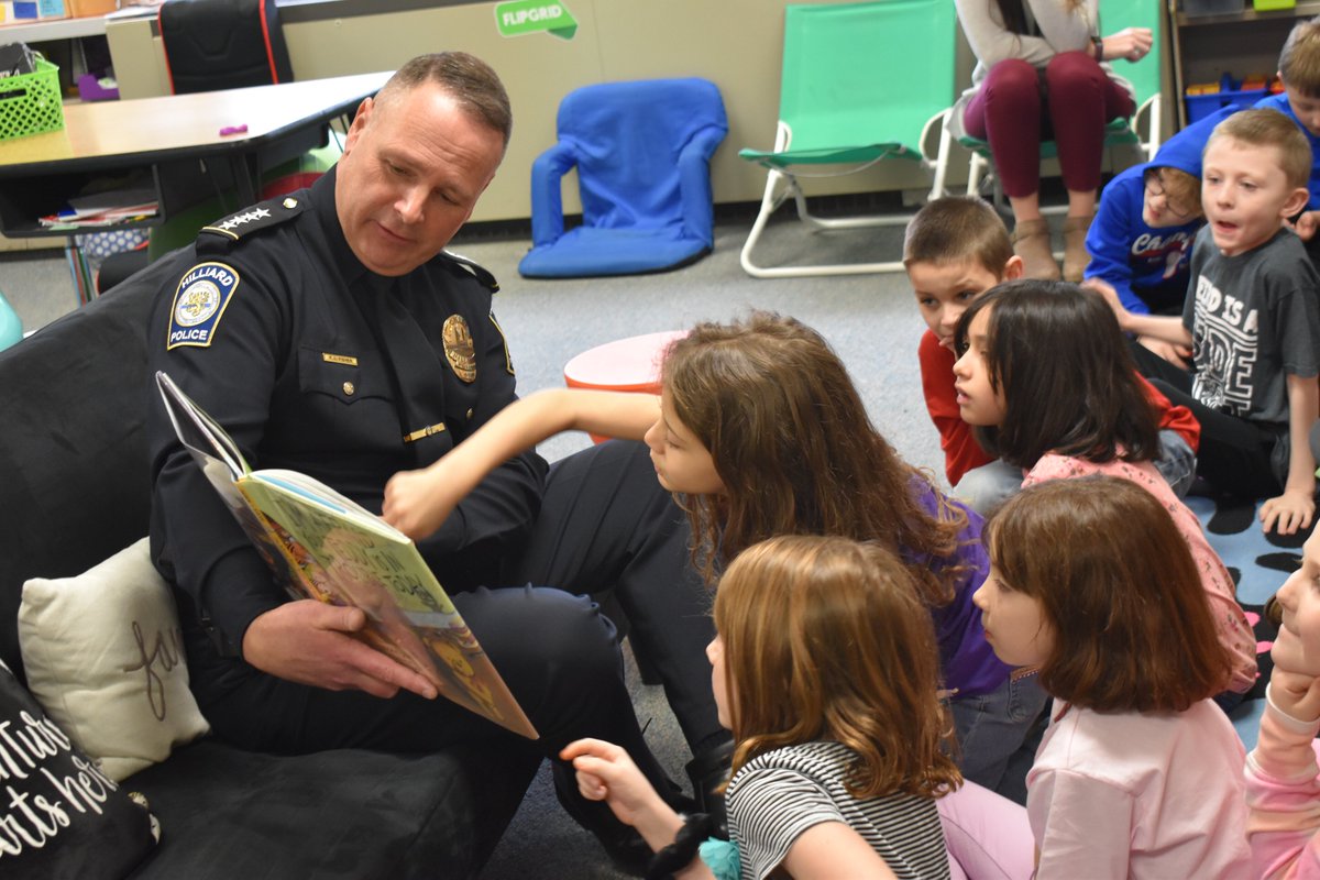 Hilliard_Police's tweet image. Today for #WorldReadAloudDay we visited a second grade classroom at @AveryGators1. 

@ChiefFisher602 read a story about a teddy bear's memorable &amp;amp; mischievous party. 🧸The narrators of the story are two friendly police officers.

Thank you for having us! @HilliardSchools