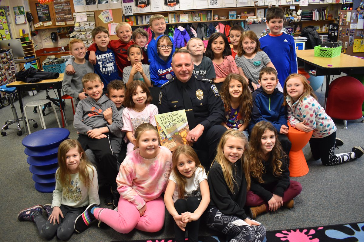 Hilliard_Police's tweet image. Today for #WorldReadAloudDay we visited a second grade classroom at @AveryGators1. 

@ChiefFisher602 read a story about a teddy bear's memorable &amp;amp; mischievous party. 🧸The narrators of the story are two friendly police officers.

Thank you for having us! @HilliardSchools