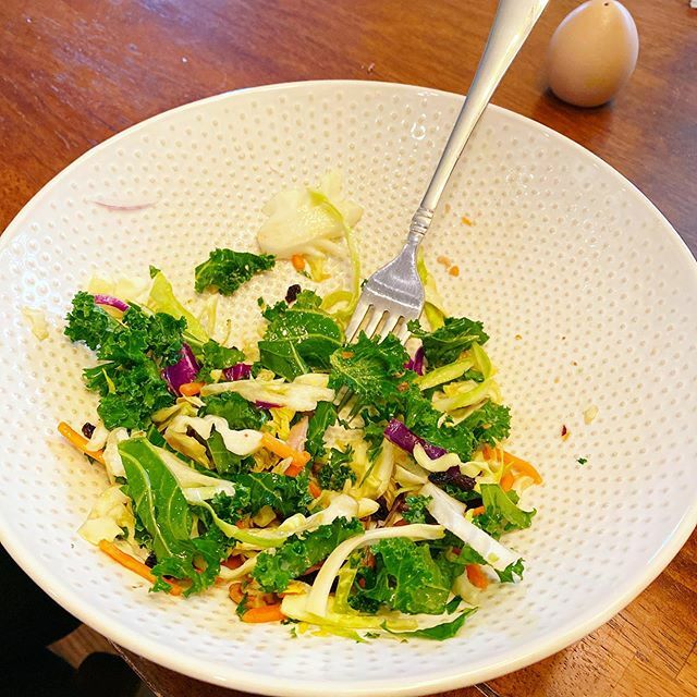 wheresamommy's tweet photo. Homemade salad and dressing with about of Asian flare. Cabbage and kale mixed with red onions currants and pecans. Added roasted chicken I just picked up at Costco and dressing is a bit of fish sauce, soy sauce, rice vinegar and apple cider vinegar, chil… https://t.co/6jNG3GR5SF https://t.co/X89ri54bHp