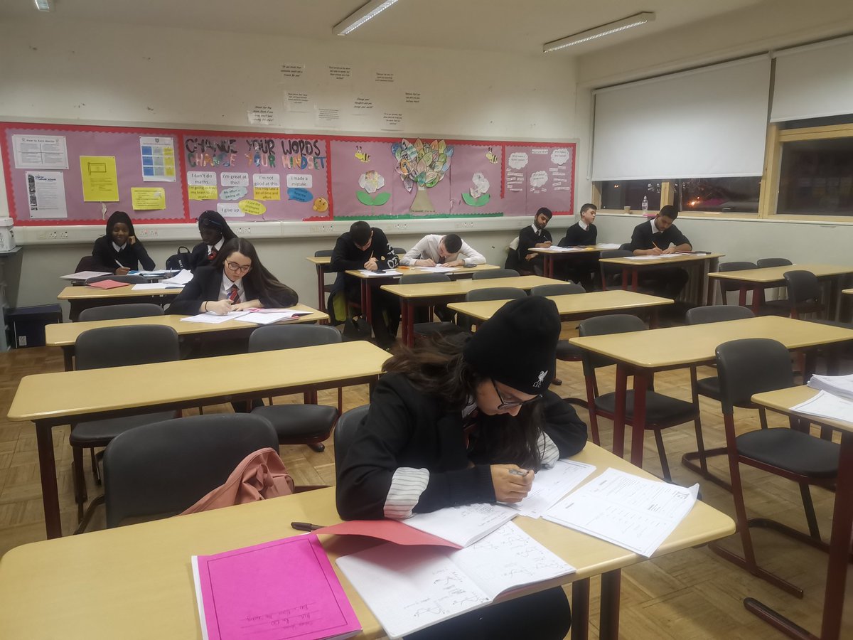 StPaulsMaths_'s tweet photo. What a fantastic turnout for our first S4 master class tonight! We were delighted with the effort and hard work from all of our learners! Great job everyone! #aimingforsuccess #study https://t.co/17Kf3WT50U