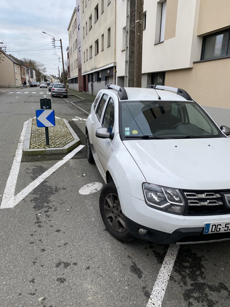 Ou quand l’accident n’était pas loin par le comportement intolérable de certains usagers de la route qui se croient tout permis. Garé sur la voie 🚲 et en plus à contre sens. 😡 #Rennes #gcum