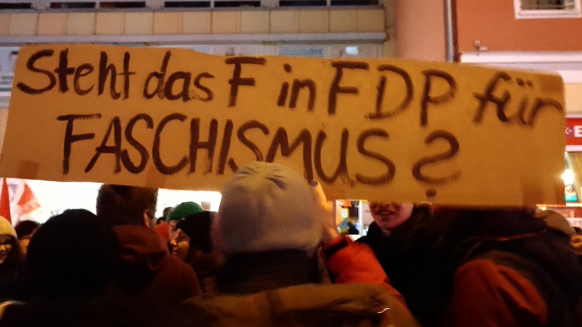 Pappschild mit Aufschrift "Steht das F in FDP für Faschismus?" Foto: Robert Andreasch.