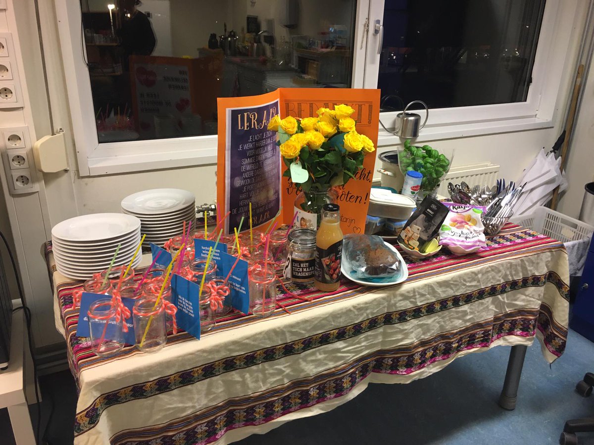Super verrassing van ouders tijdens onze studiedag. Een verzorgde  lunch, roos,  lekkers bij de thee en een mooie kaart.  Dit om ons "een hart onder de riem"  te steken. En dank aan @BrazzerieAbrona voor het lenen van servies
