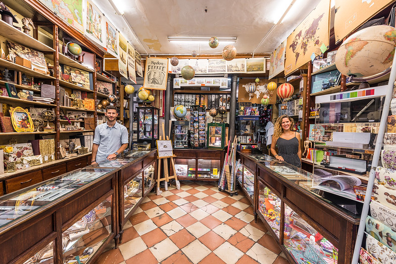 Ayto_Sevilla's tweet photo. Los establecimientos emblemáticos de #Sevilla son una seña de identidad de la ciudad, ya que reflejan nuestra cultura y tradiciones, algunas de ellas centenarias.
🛍 Descúbrelos aquí: https://t.co/fekNcvjC5y @camaradesevilla #ComercioSev #Sevillahoy https://t.co/30R8nmNh0O