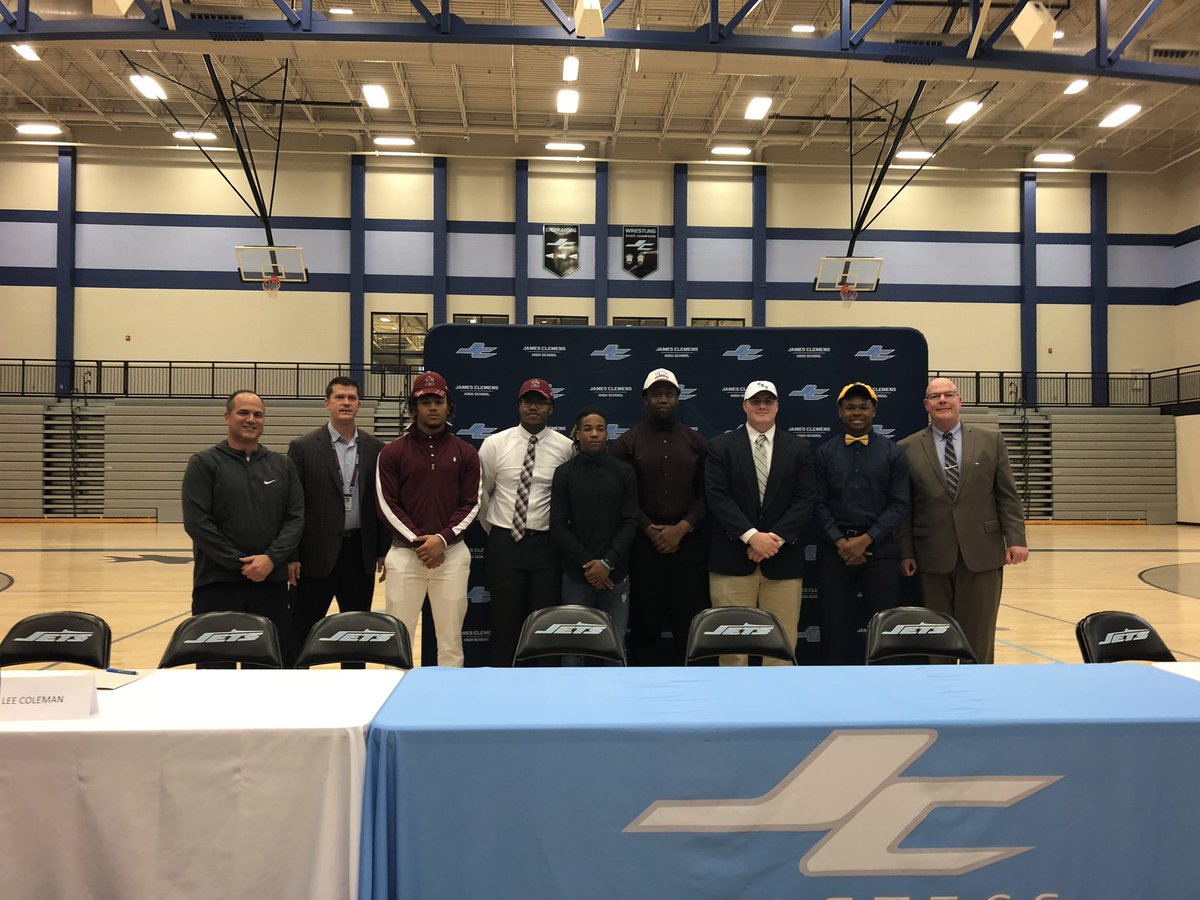 omwhitmireTV's tweet photo. Largest class of signees in @JCJetsFootball history ✅ Awesome day for the Jets on #NationalSigningDay 

@cjbrown1201 - @UWGFootball
@blessedlife513 &amp; @blackburn4500 - @AAMUBulldogs 
@jongranger4 - @LWCAthletics 
@Hoppy_chris1 - @ETSUFootball 
@jordandj70 -@DeltaStateFB https://t.co/SuJd0ehl3X