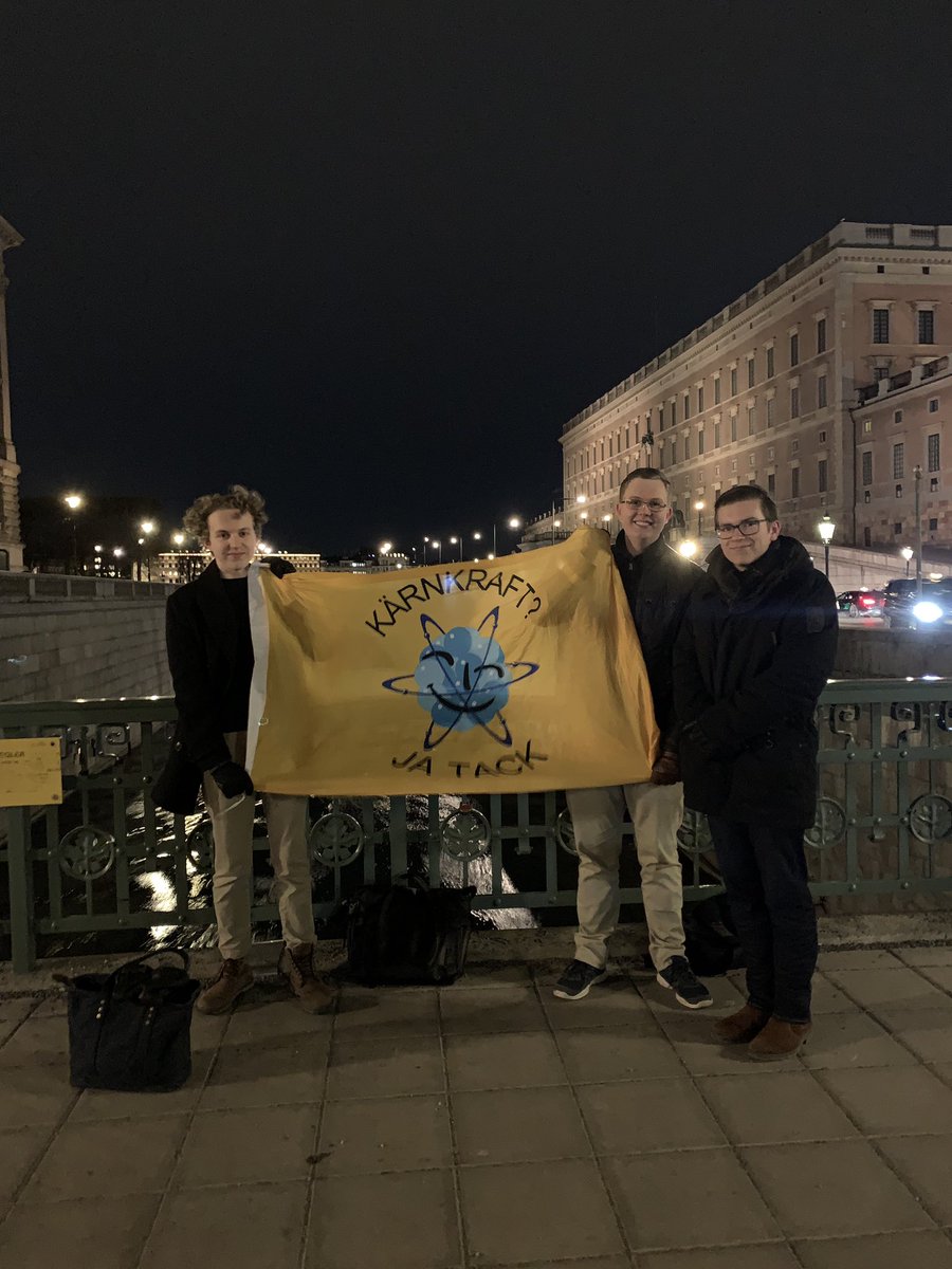 nuclear4future's tweet photo. ONSDAGSSTREJK!

Vi står upp för kärnkraften!

#svpol #nuclear4future https://t.co/keU05n9Ufe