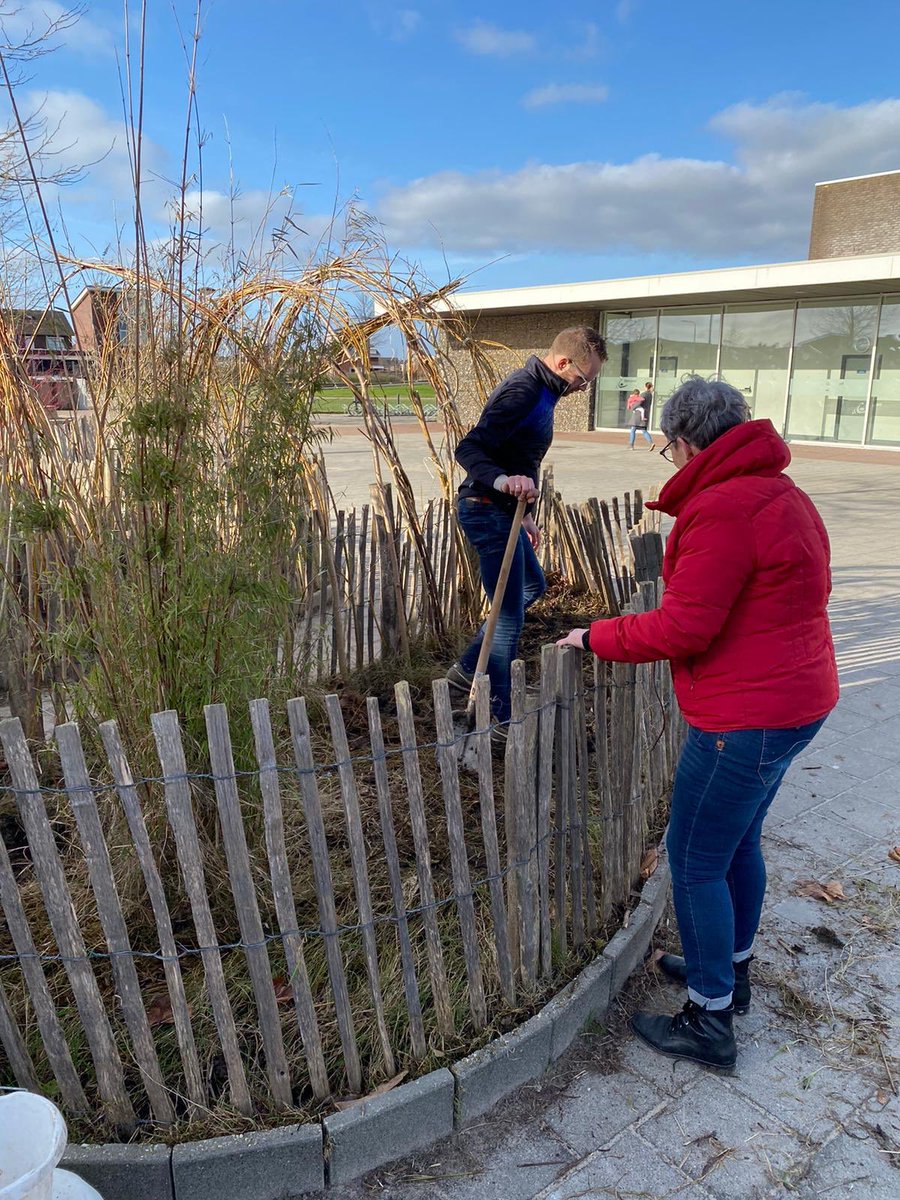 Vandaag met het #team aan #tuinonderhoud gedaan. Stukje #vergroening van het plein.