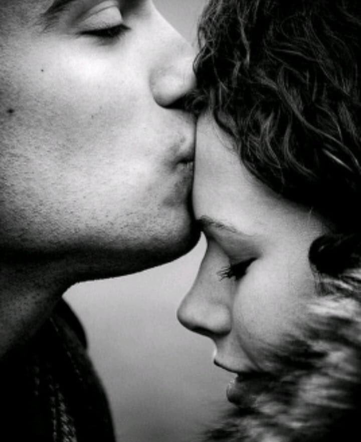 В лоб целую цветаева. Парень целует девушку в лоб. Целует в лоб девушку. Парень целует девушку в лоб. Целовать в лоб что значит женщину.