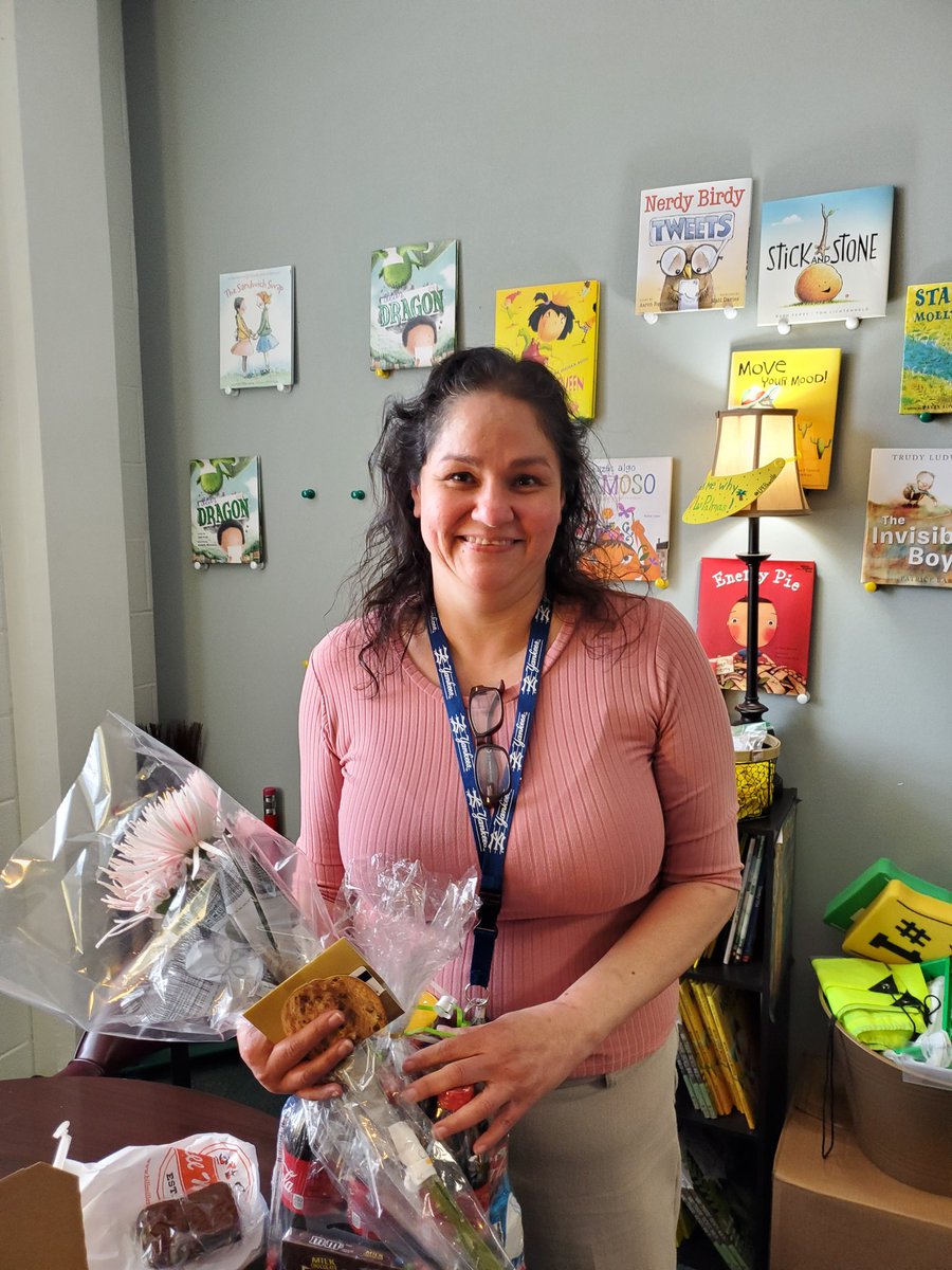 monica_m_munoz's tweet photo. Happy Counselor's Appreciation Week to our very own G! We ❤ you Ms. Gauna! #LeadsWithHeart #LPEPawsUp https://t.co/ZgiiY8sSlc