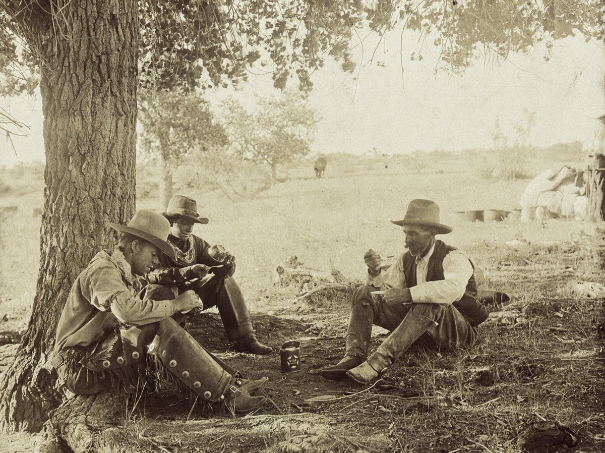 Cowboys eating canned tomatoes or peaches on the LS Ranch in the Texas Panhandle circa 1907. Photo by noted cowboy photographer Erwin Smith.  

@TxHistComm @TxStHistAssoc @txstandard @TexasMonthly @TheHistoryofTX @TxBkRds @TSLAC @txglo #texascowboys @theamoncarter @TexasHighways